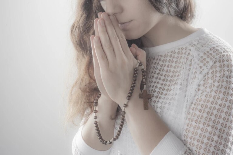 womanprayingrosary081825.jpg
