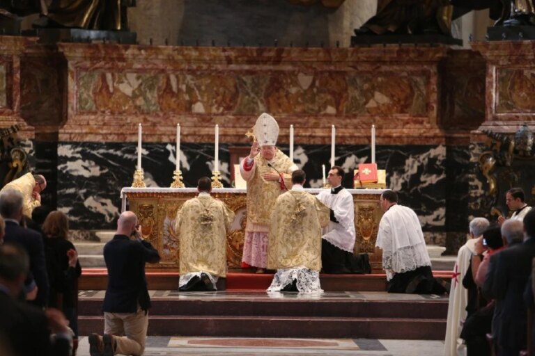 Cardinal-Raymond-Burke-TLM.jpg