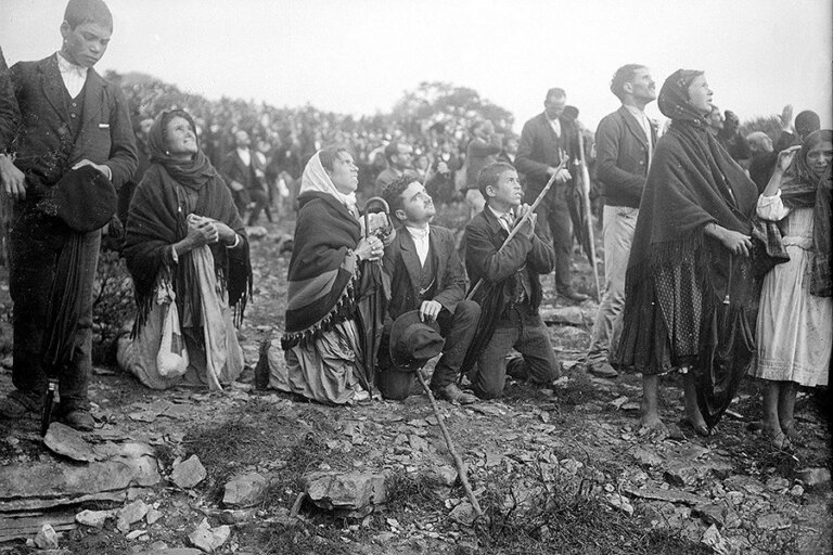 The_crowd_looking_at__the_Miracle_of_the_Sun__occurred_during_the_Our_Lady_of_Fatima_apparitions_Public_Domain_CNA.jpg