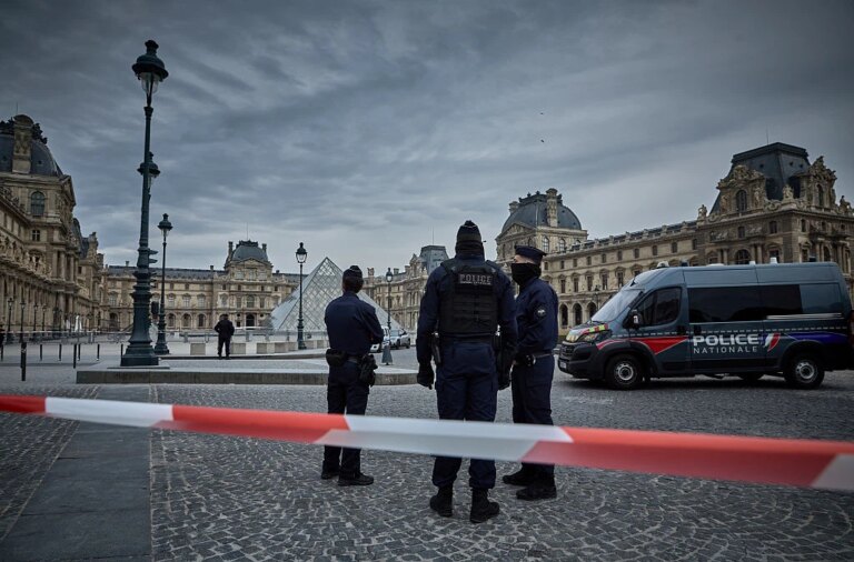 louvreparis102125.jpg