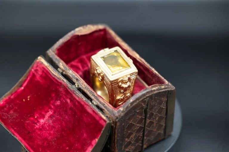 vatican-unveiled-papal-ring.jpg