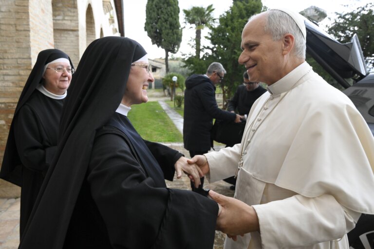pope.nuns_.20.nov_.jpg