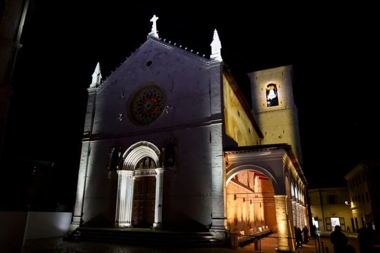 spettacolo-di-luci-eni-e-ingresso-in-basilica-1-1761924011811-preview.jpg