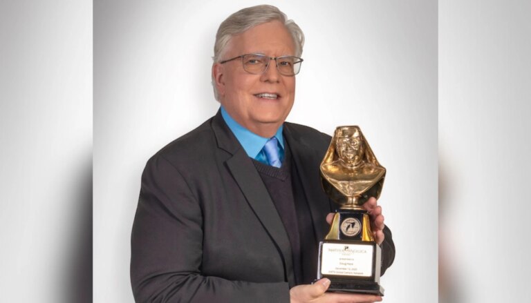 dougkeckewtnaward121125.jpg