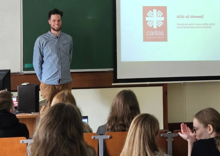 photo-4-simon-schwartz-with-university-students.jpg