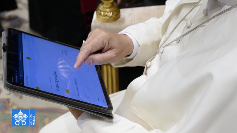 pope-leo-with-annuario-pontificio-digitale.jpg