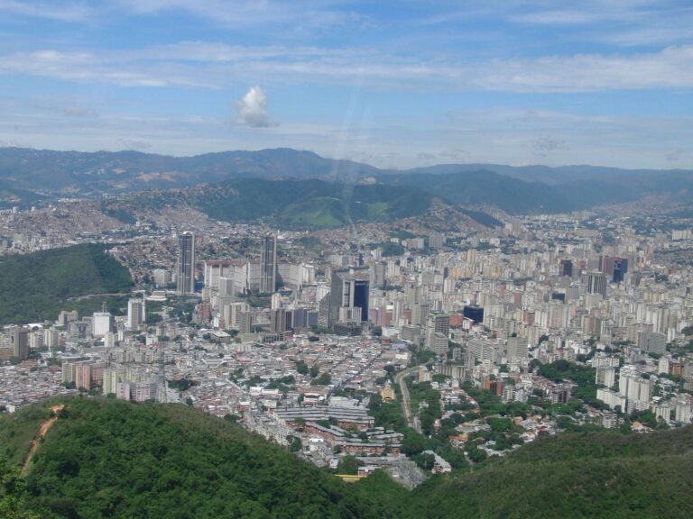 Caracas_desde_el_C3A1vila_hwwfov.jpg