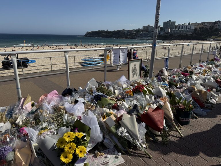 Flower_Memorial_at_Bondi_Beach_2C_2025-12-18__282_29_puvyki.jpg