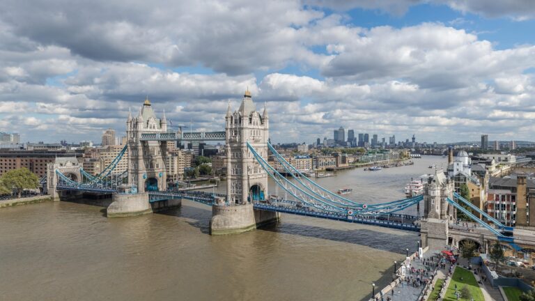 Tower_Bridge_from_London_City_Hall_2015_iyot5w.jpg