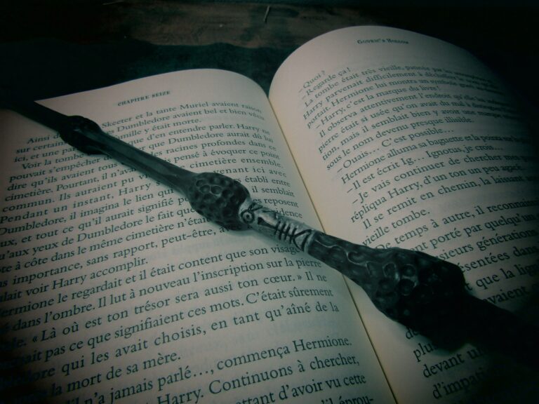 3840px-Harry_Potter_Book_and_Wand_dsobsa.jpg