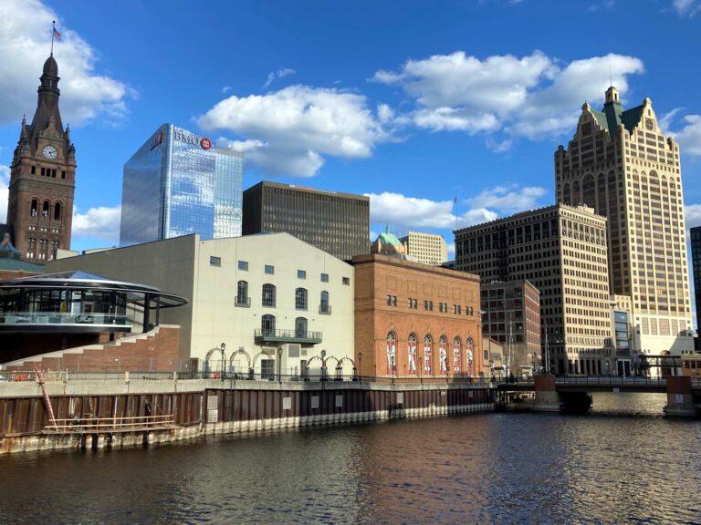 Milwaukee_March_2024_4__Milwaukee_skyline_and_Milwaukee_River_qydi5w.jpg